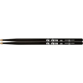 Baquetas 5B con punta de madera, color negro, serie American Classic, largo: 16" pulgadas, diámetro: 0.595" pulgadas, fabricadas en USA  VIC FIRTH  5BB - Hergui Musical