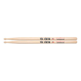 Jgo. de Baquetas 5A con recubrimiento de fórmula de laca DoubleGlaze, especialmente diseñado para bateristas con manos secas, diámetro: 0.565, longitud: 16, VIC FIRTH  5ADG - Hergui Musical